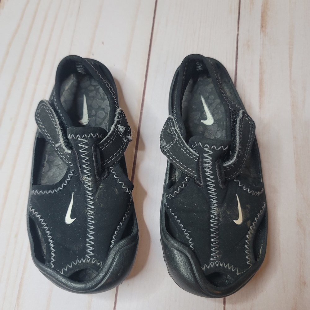 Nike black stretch adjustable water play shoes 6